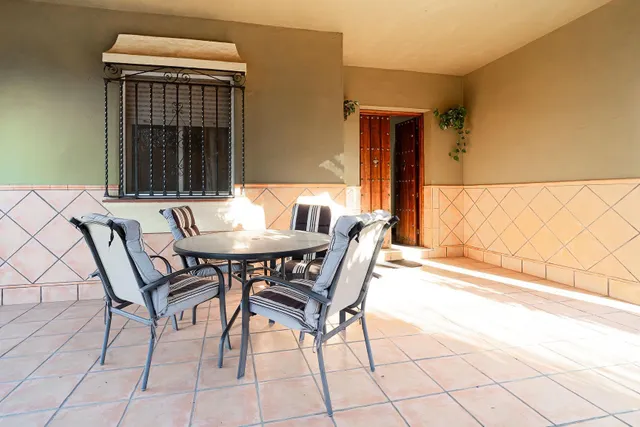 Chalet independiente con piscina privada, amplio jardín y 6 dormitorios en Bollullos de la Mitación — 25