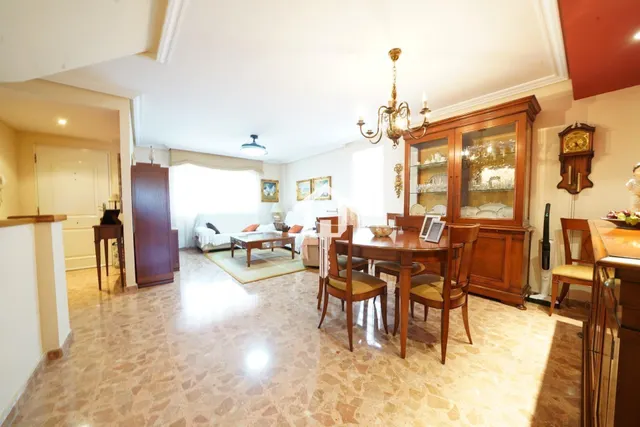 Chalet adosado con buhardilla en ciudad jardín de Alicante: garaje para 4 vehículos, terraza de 30m2 y piscina — 6