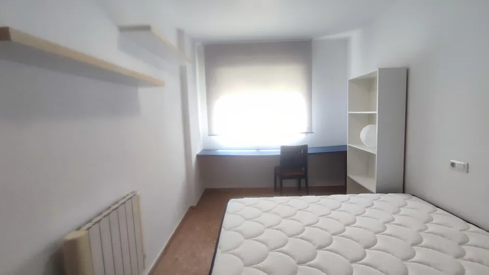 ¡Buscamos al 4.º compañer@ de piso! Habitación amplia junto a la Universidad