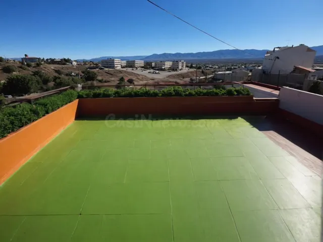 Chalet independiente con amplia parcela, jardín y gran terra - foto 5