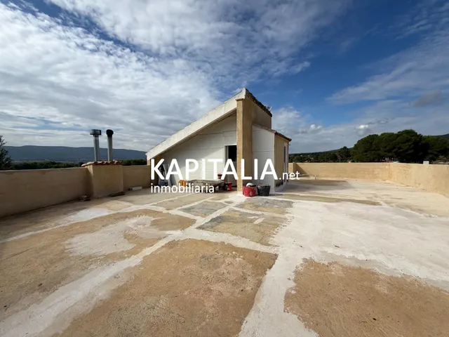 Chalet en venta en Ontinyent, a un paso del casco urbano y con bonitas vistas a la montaña. — 38