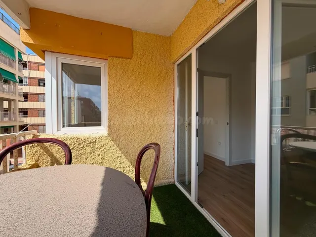 Apartamento con terraza, Alicante, Torrevieja, Playa del Acequión. 3 habitaciones, 108 m2, 90 metros al mar — 3