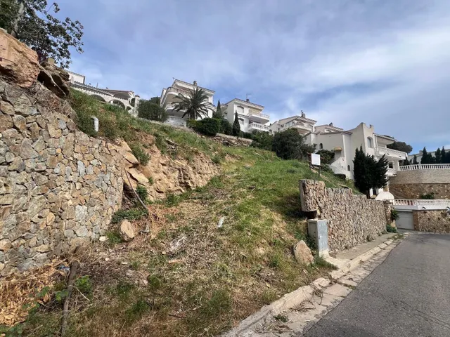 Parcela urbana de 649 m2 en Puig Rom (Roses) con vistas y gr - foto 3