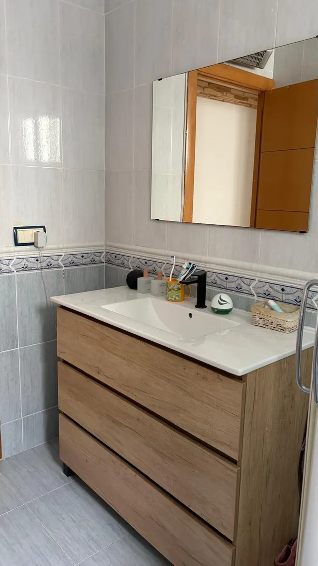 Se vende piso de 2 habitaciones con balcón y ascensor — 23