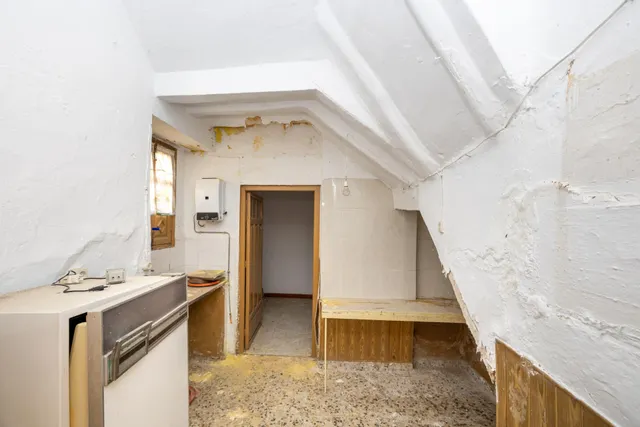Casa para reformar en el centro de Lanjarón con gran potencial de inversión — 9