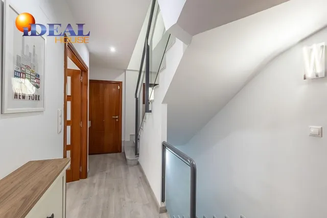 Amplia casa de 182 m2 con patio, gran sótano y a menos de 5 minutos del metro — 15
