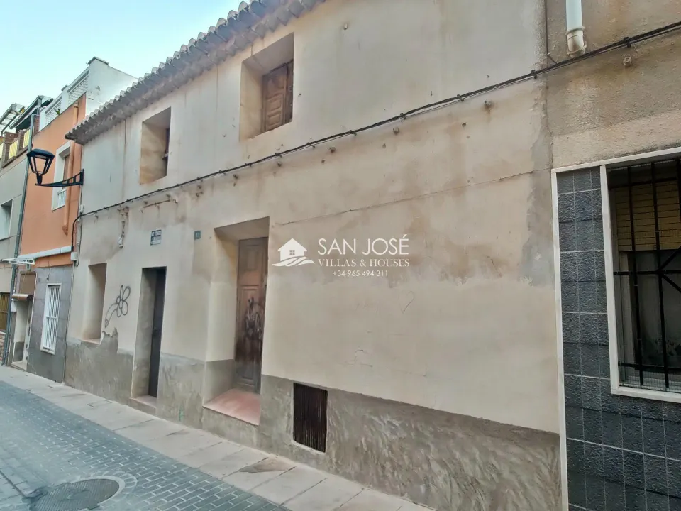 VENTA DE CASA SOLAR EN ASPE, ZONA CENTRO