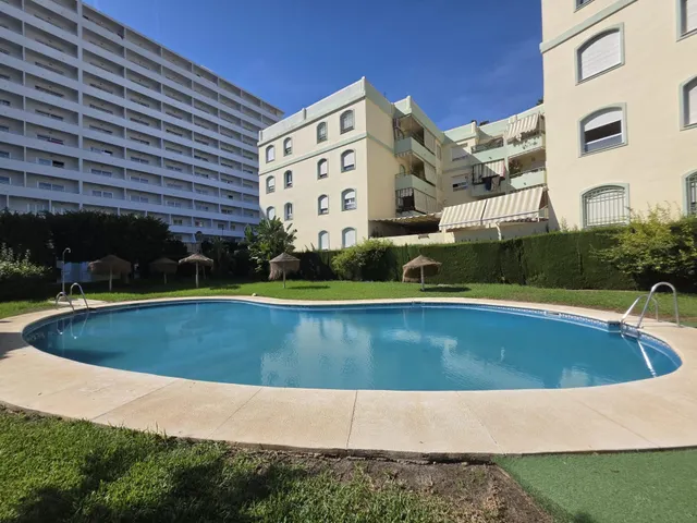 Piso reformado de 3 dormitorios con garaje y piscina en El Pinar, Torremolinos — 28