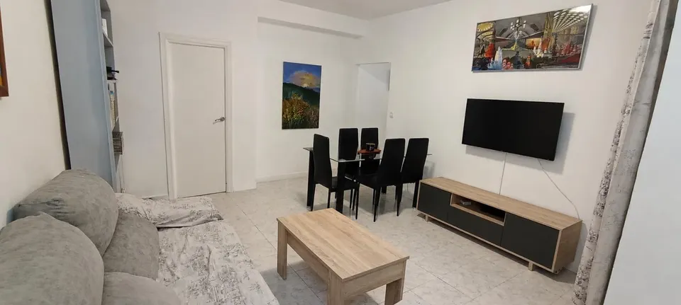 Piso en venta en Santa Rosa–Valdeolleros: comodidad, terraza y excelente ubicación