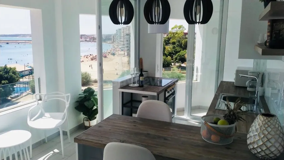 Espectacular vivienda con vistas al mar y al puerto deportivo