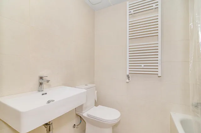 OPORTUNIDAD EN VENTA DE PISO VPO DE 3 DORMITORIOS EN BARRIO ALBAYDA CON PLAZA DE GARAGE Y TRASTERO — 27