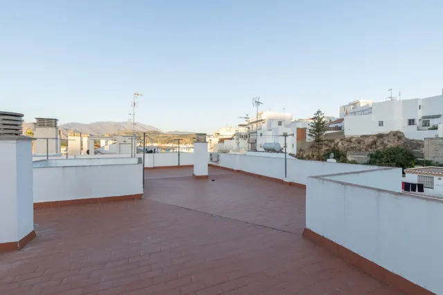 ÁTICO DE 140 M2 CON TERRAZA PRIVADA, GARAJE Y VISTAS DESPEJADAS EN SALOBREÑA — 44