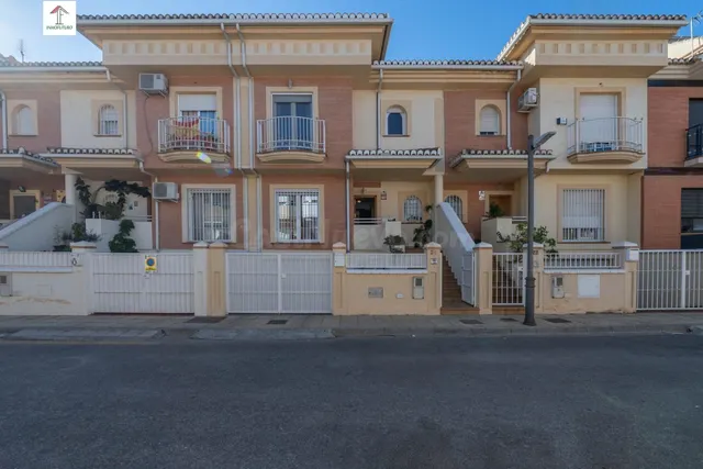 Espectacular chalet adosado en el Vial de Churriana de la Vega: eficiencia, confort y listo para entrar a vivir! — 2