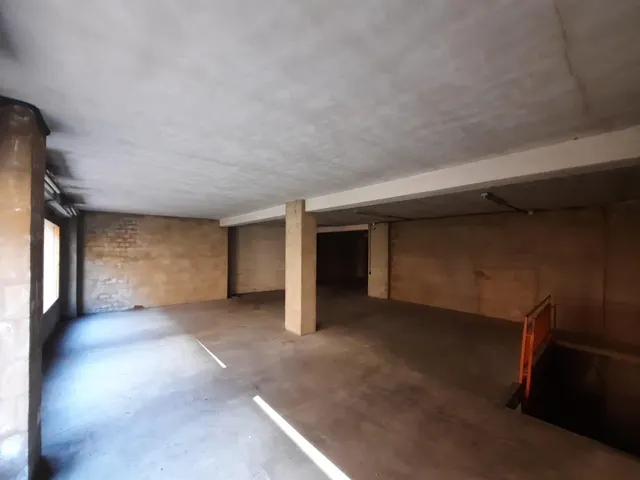 LOCAL COMERCIAL CON ACCESO DESDE DOS CALLES — 11
