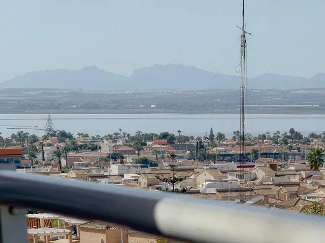 Centro! Interesante ático semireformado, con gran terraza e increíbles vistas panorámicas + 2 piscinas comunitarias — 29