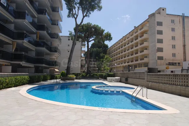 Tu refugio en Salou: bajo con amplia terraza y piscina comun - foto 4