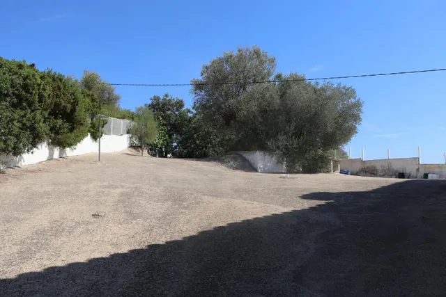 MASIA VALLADA CON PISCINA, ZONA PARA CABALLOS Y MAS DE 2 HECTAREAS DE TERRENO — 11