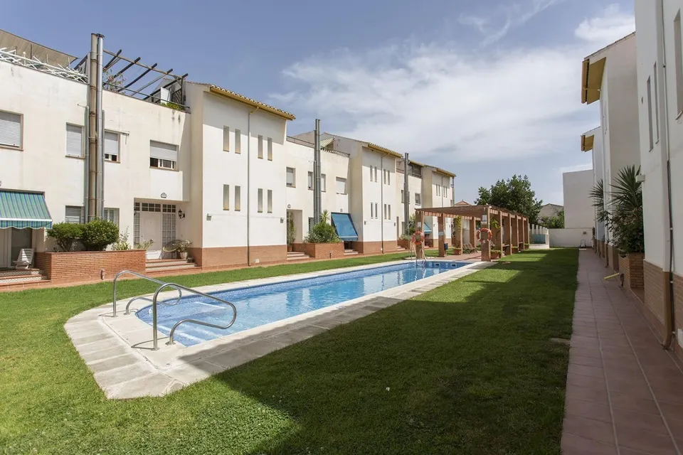 Adosado en venta en Alhendín con piscina comunitaria
