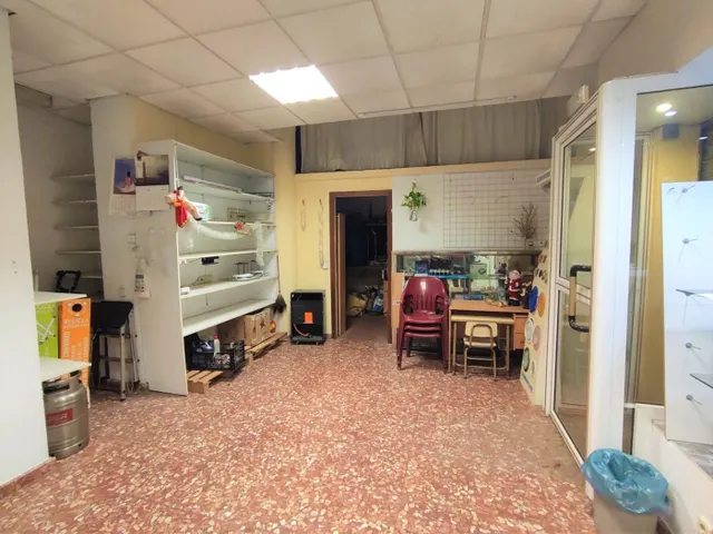 SE VENDEN DOS LOCALES JUNTOS A ESCASOS METROS DE LA AVENIDA DE CÁDIZ. — 14