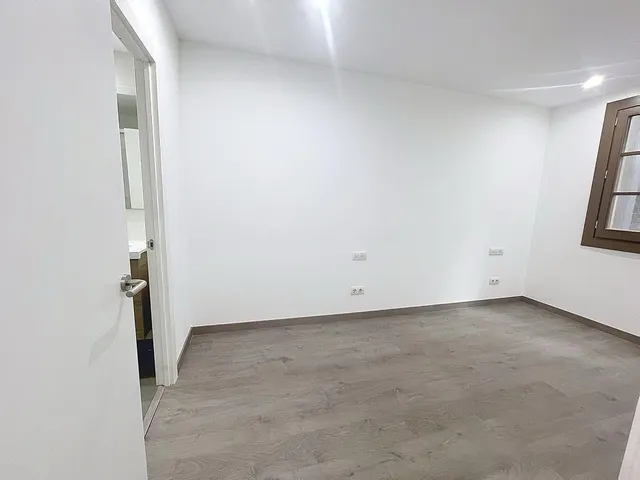Piso luminoso con balcón en Paral·lel — 6