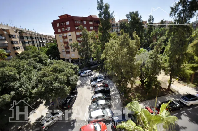 EXTERIOR CON ASCENSOR CERCA DEL METRO — 28