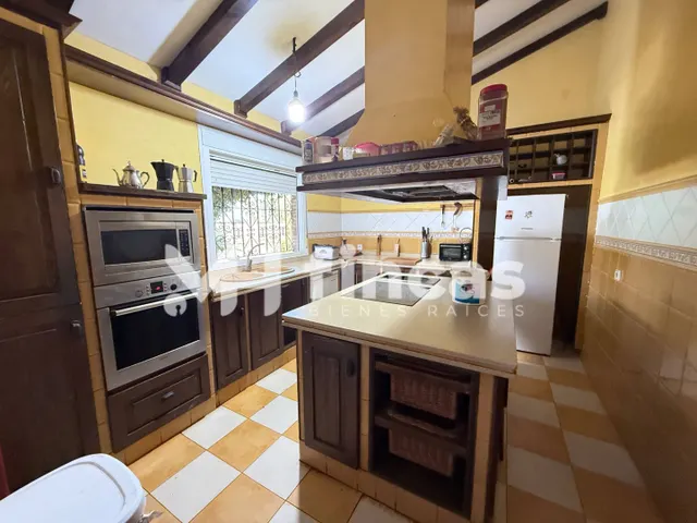 Finca Rústica Única en Dos Hermanas – 5.000 m2 con Vivienda,