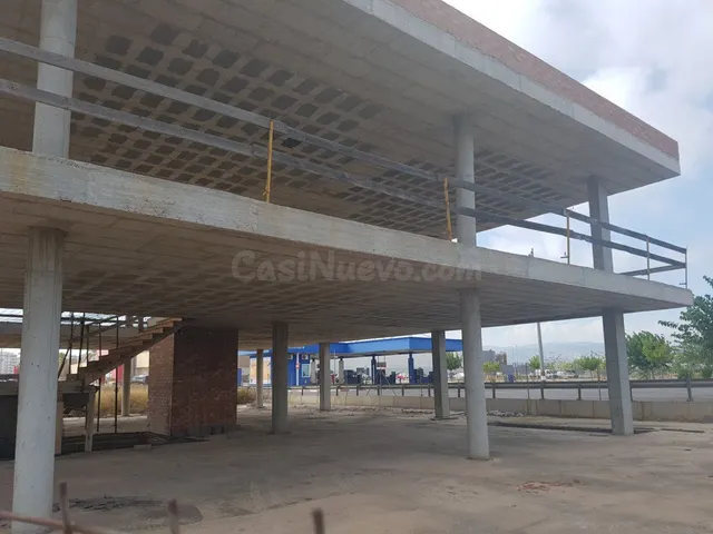 Edificio comercial, todavía en construcción (en fase de estr - foto 2