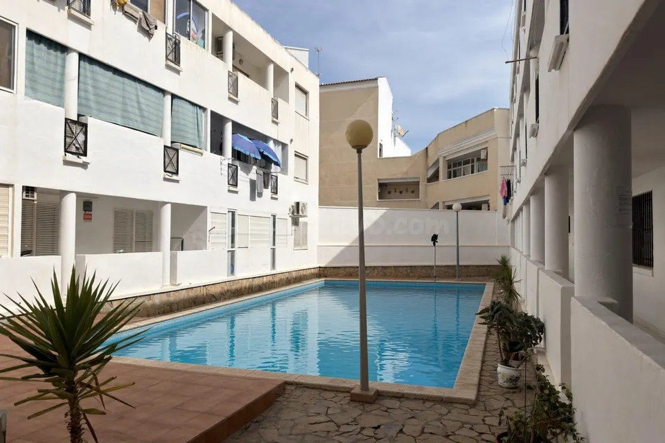 Estupendo apartamento con amplia terraza y piscina comunitaria, idoneo como vacacional, rodeado de todos los servicios