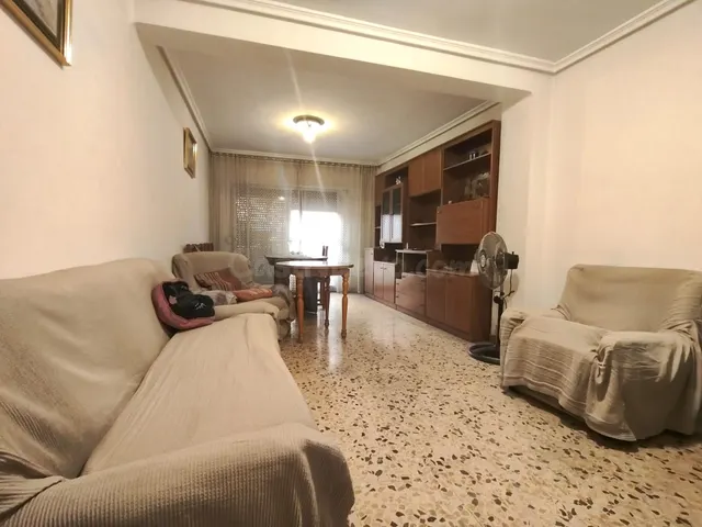 Piso de 4 habitaciones con ascensor, balcón y terraza interi