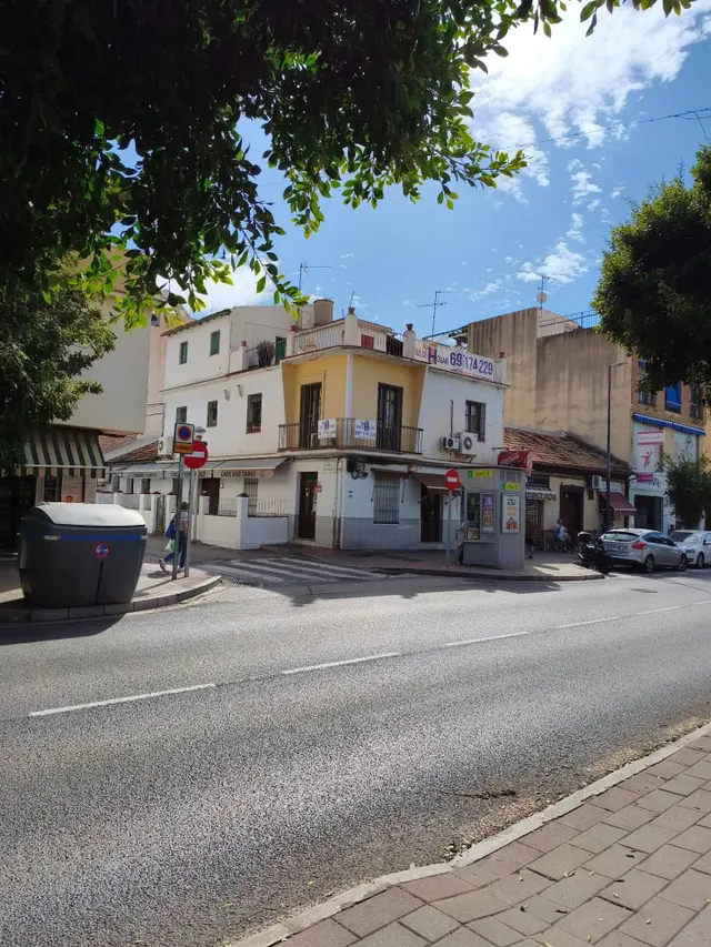 Edificio Singular en Esquina con Gran Fachada en Ciudad Jard - foto 4