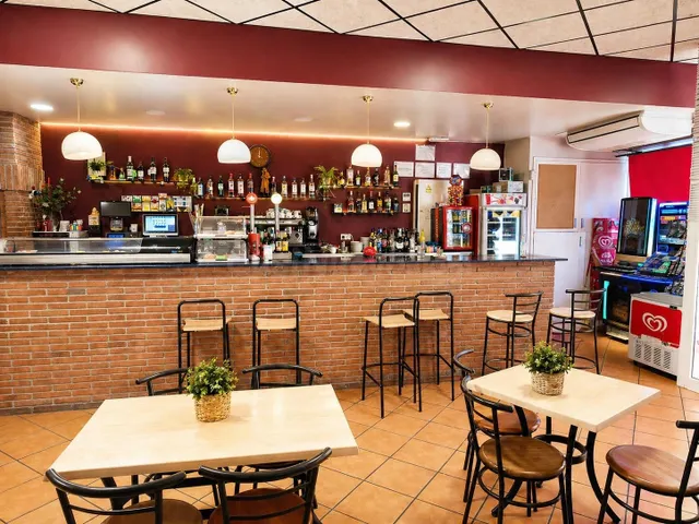 Bar Restaurante en pleno rendimiento , con vivienda incluida - foto 3