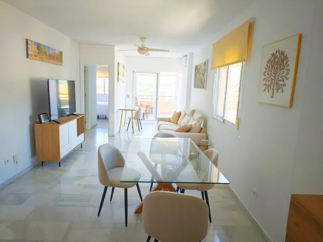 Piso situado en los Pacos con vistas al mar y a la montaña. — 2
