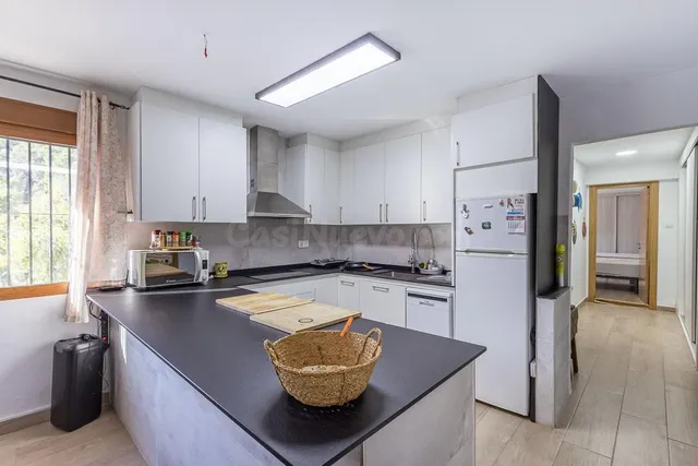 Encantadora Casa de una Planta con Amplio Terreno y Piscina  - foto 4