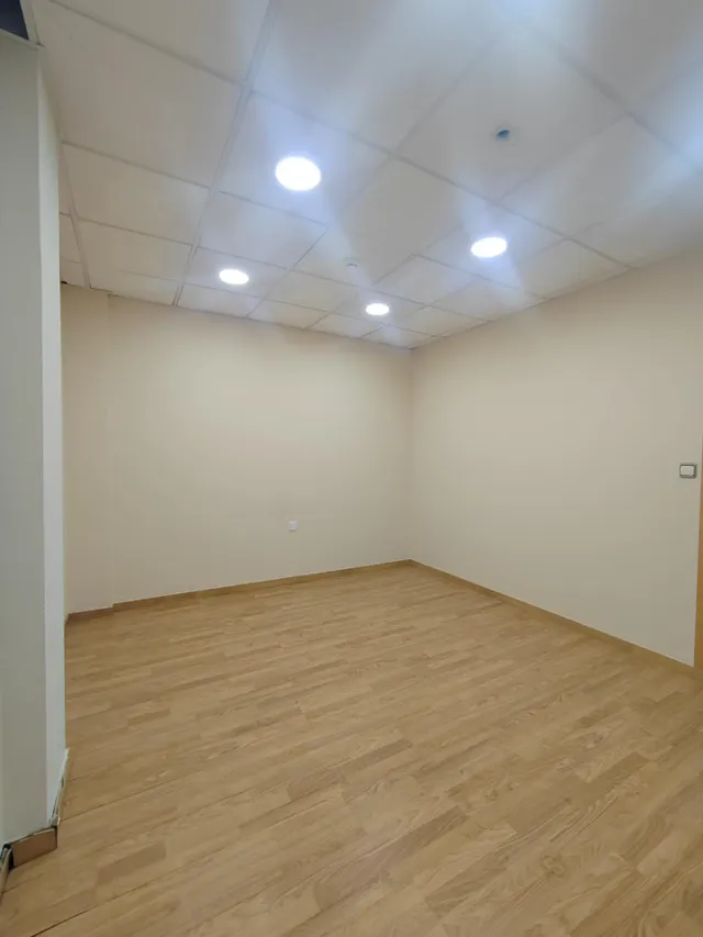 Amplio Local Comercial Reformado en Gran Eje de Jaén - Ideal para Tu Negocio — 9