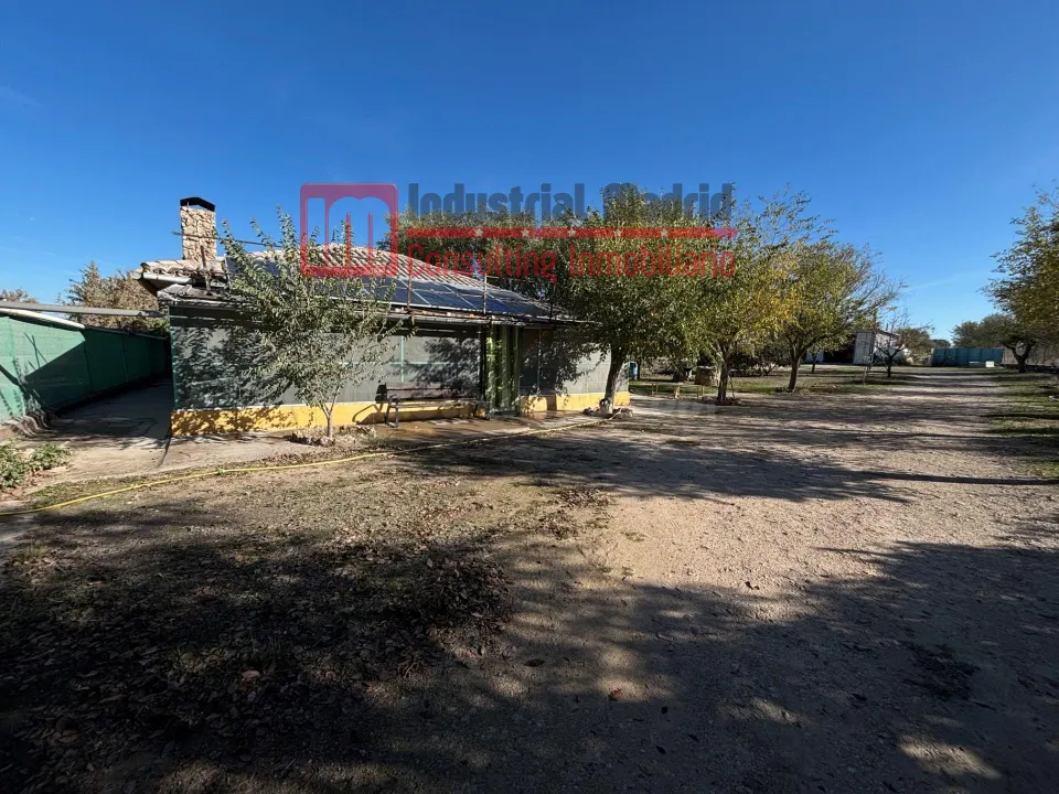 Finca rústica de 2.155 m2 con vivienda, piscina y nave.