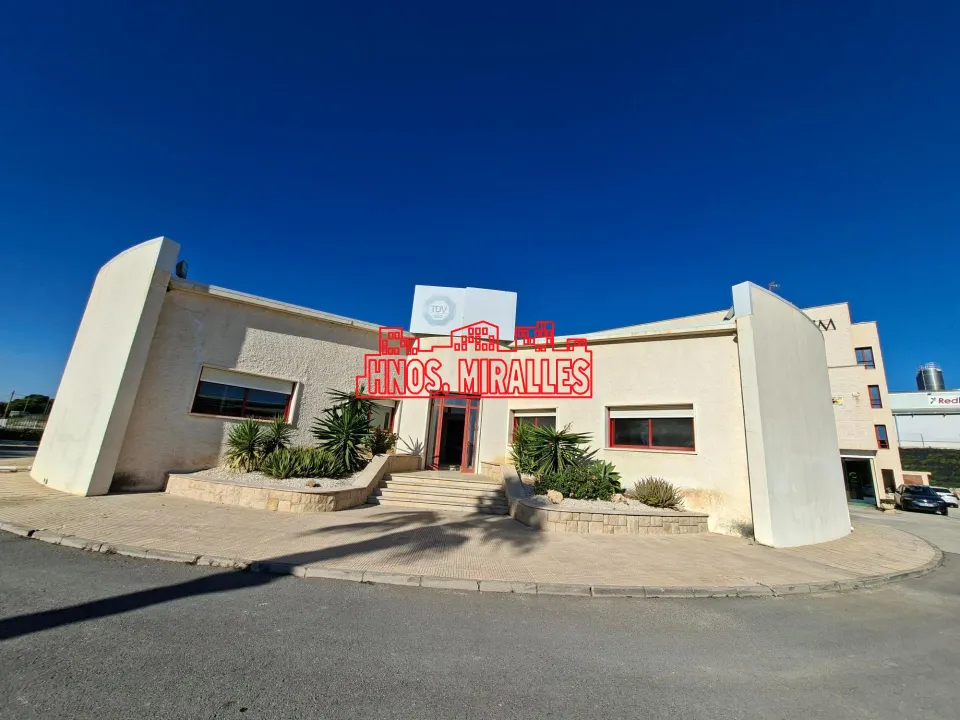 ¡¡ GRAN EDIFICIO EN ALQUILER CON 14 DESPACHOS, A 5 MINUTOS DEL AEROPUERTO !!