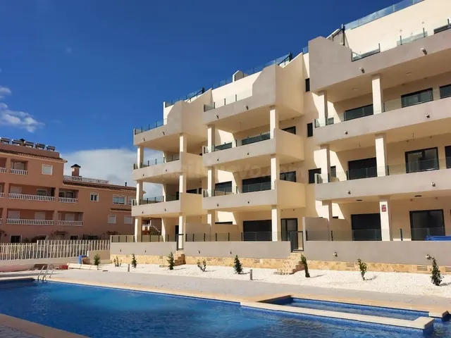 se vende un piso piloto de 2 dormitorios y 2 baños en comuni