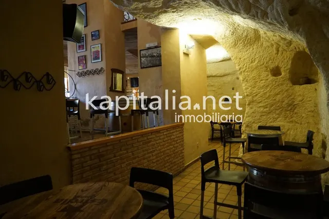 Bar en la emblemática población de Bocairent. — 14