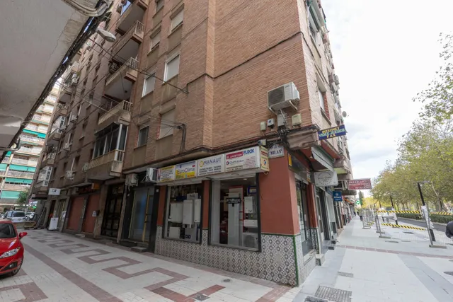 Piso de 3 dormitorios en calle milán, zaidín | muy luminoso y con gran potencial — 29