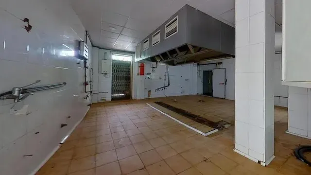 LOCAL EN VENTA EN EL PRAT DE LLOBREGAT (Barcelona). — 40
