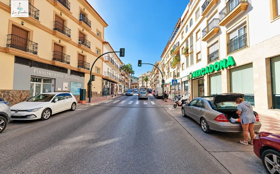 ¡Vive en el centro de Alhaurín el Grande! Amplio piso reformado de 3 dormitorios, con garaje y trastero