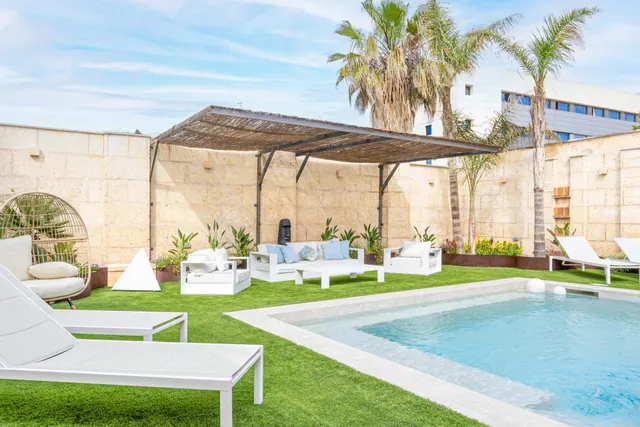 Casa con piscina en primera línea de mar en Cala Gamba — 25