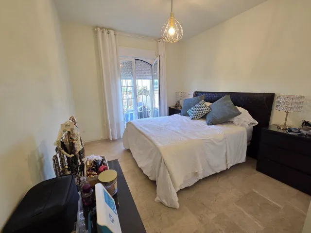 Bajo con terraza de 24 m2 y vistas al golf en Royal Golf Riviera, Riviera del Sol — 11