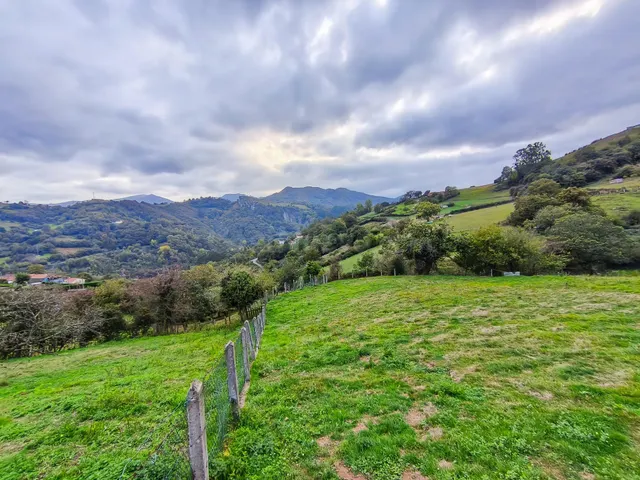 Finca edificable de 2.065 m2 en Olloniego, con vistas a la montaña — 3