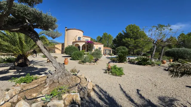 Chalet con piscina, gran parcela y licencia turística — 43