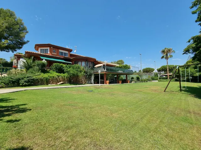 Chalet con patio, piscina, jardin, tenis, porche ,bodega y g