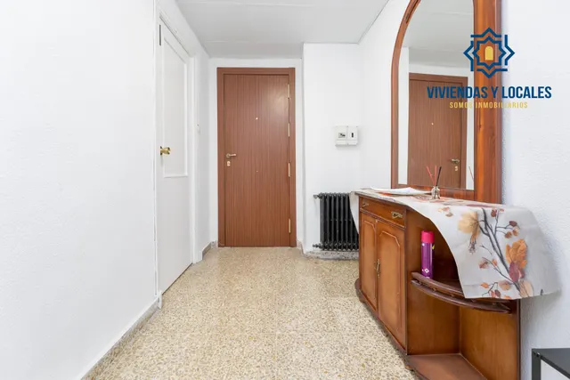 Venta de piso de 4 dormitorios y 2 baños en Granada (Zona Centro) — 23