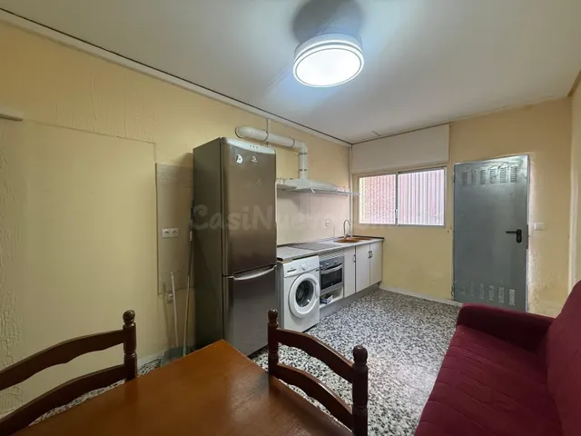 Bajo estudio ideal estudiantes · Zona universidades · 1 hab · Cocina y baño · Gastos no incluidos — 2