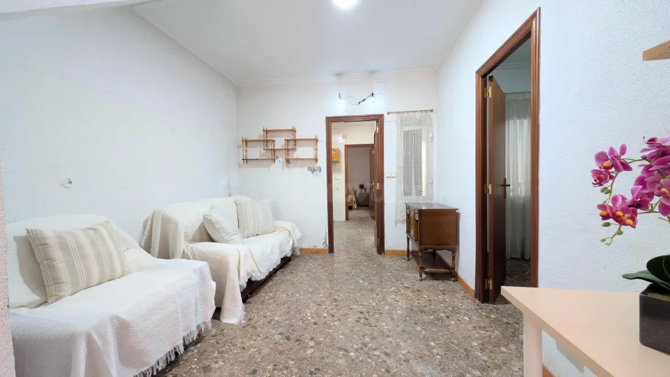 ¡Oportunidad única en la zona de Plaza de Barcelona!. Planta baja con entrada independiente y gran patio pisable.