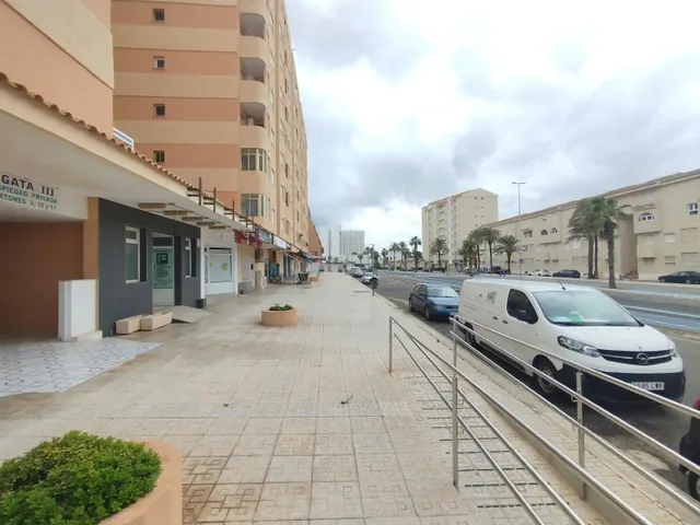LOCAL COMERCIAL EN ESQUINA – LA MANGA DEL MAR MENOR (KM 7)  Precio: 58.000 €  Superficie: 80 m2 construidos (40 m2 planta calle + 40 m2 sótano) — 9